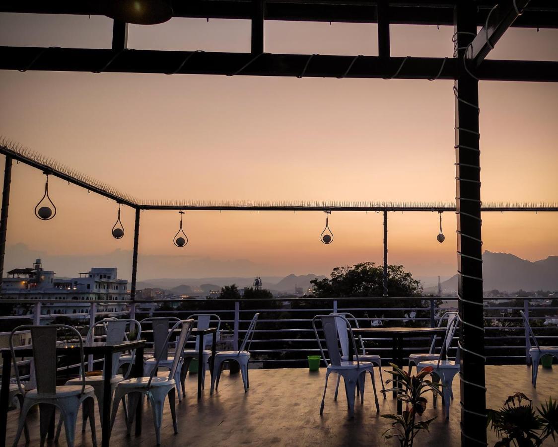 Hotel Lake Bridge Udaipur Ngoại thất bức ảnh