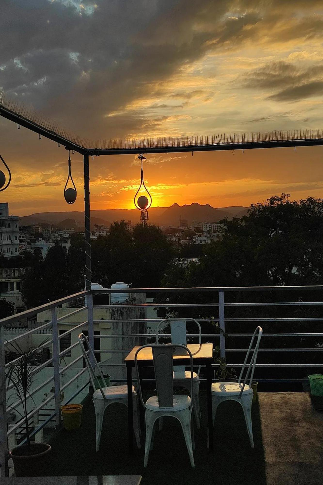 Hotel Lake Bridge Udaipur Ngoại thất bức ảnh