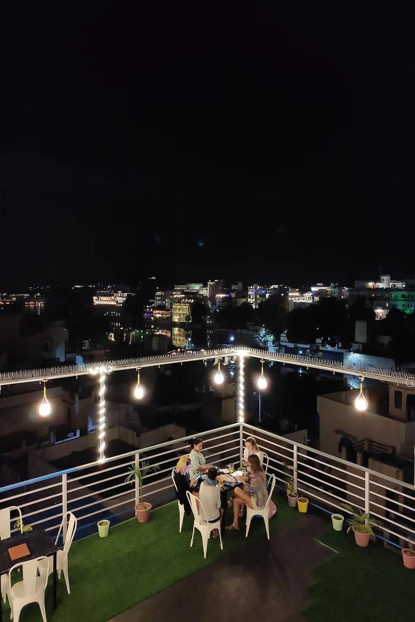 Hotel Lake Bridge Udaipur Ngoại thất bức ảnh